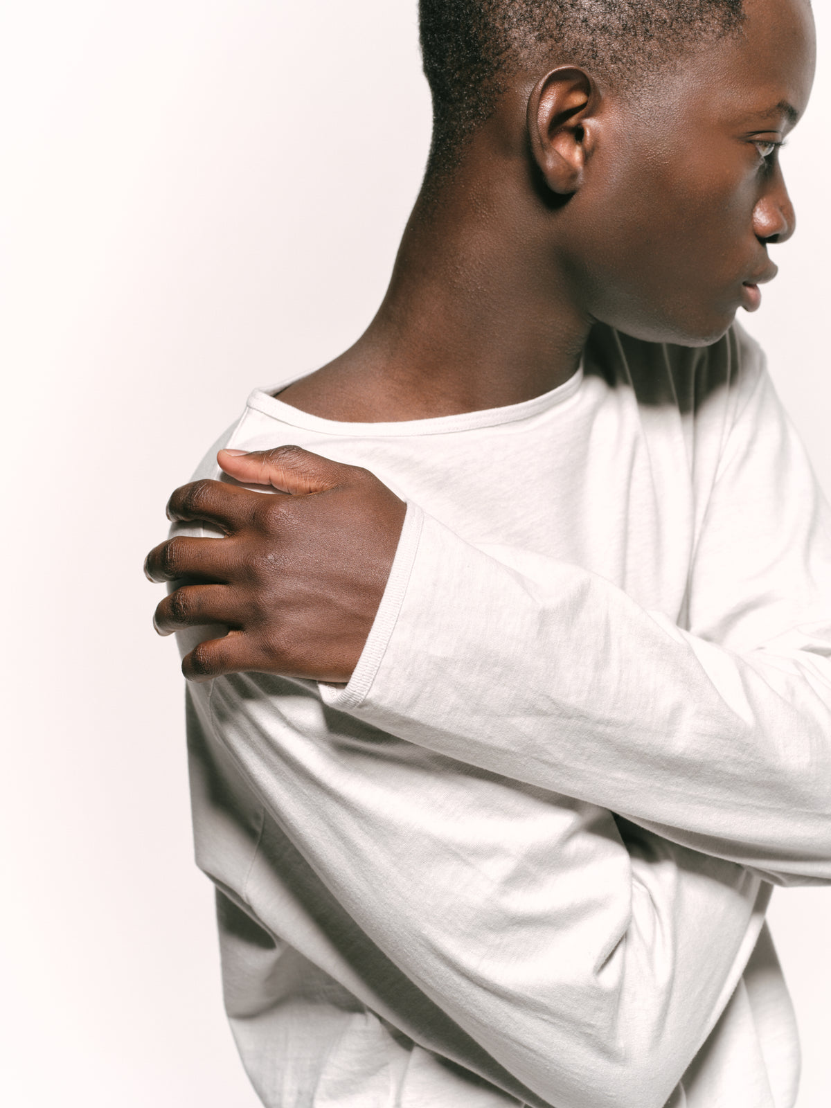 10/9 19:00 release ALAN LONG SLEEVE TEE