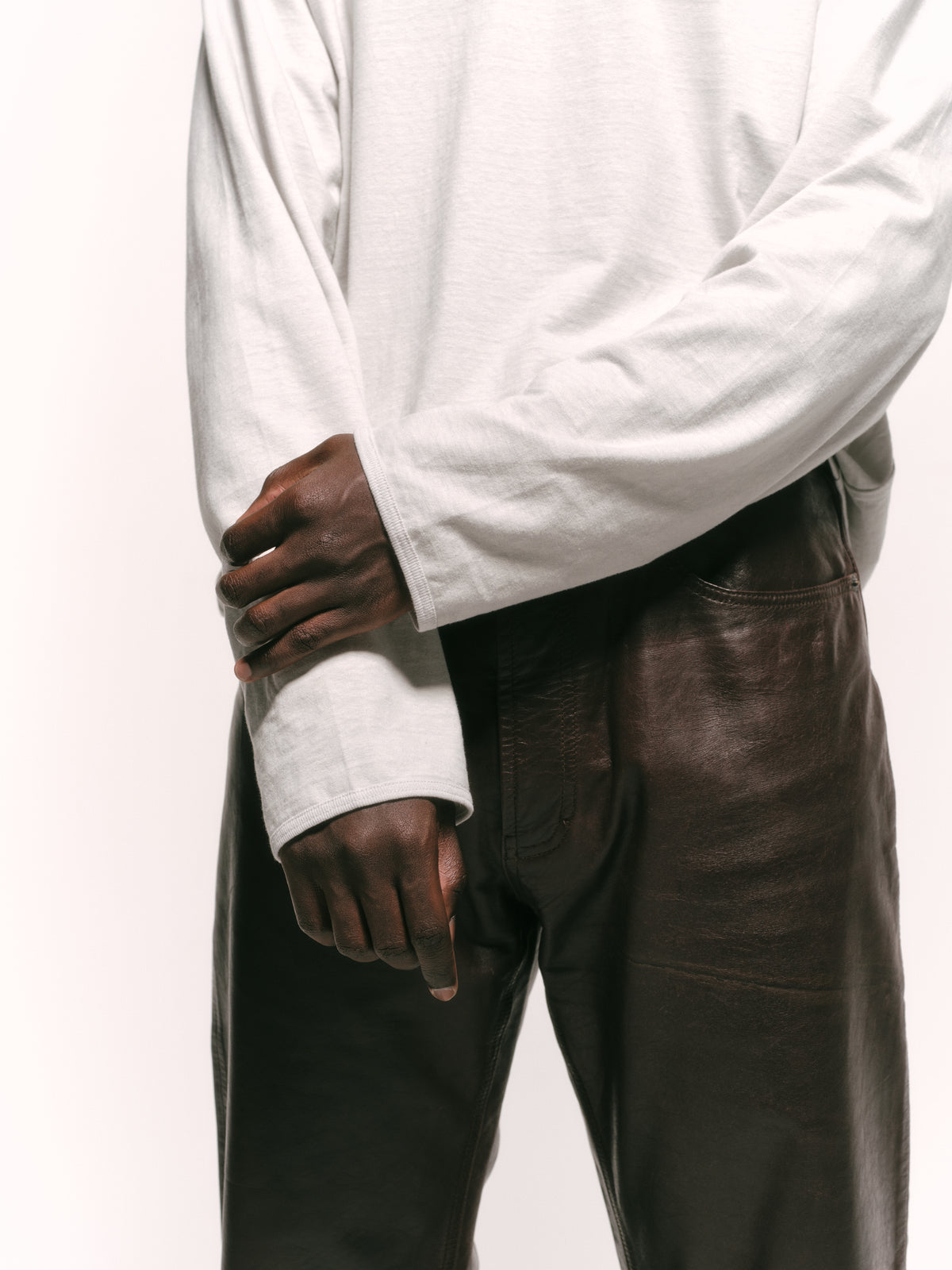 10/9 19:00 release ALAN LONG SLEEVE TEE